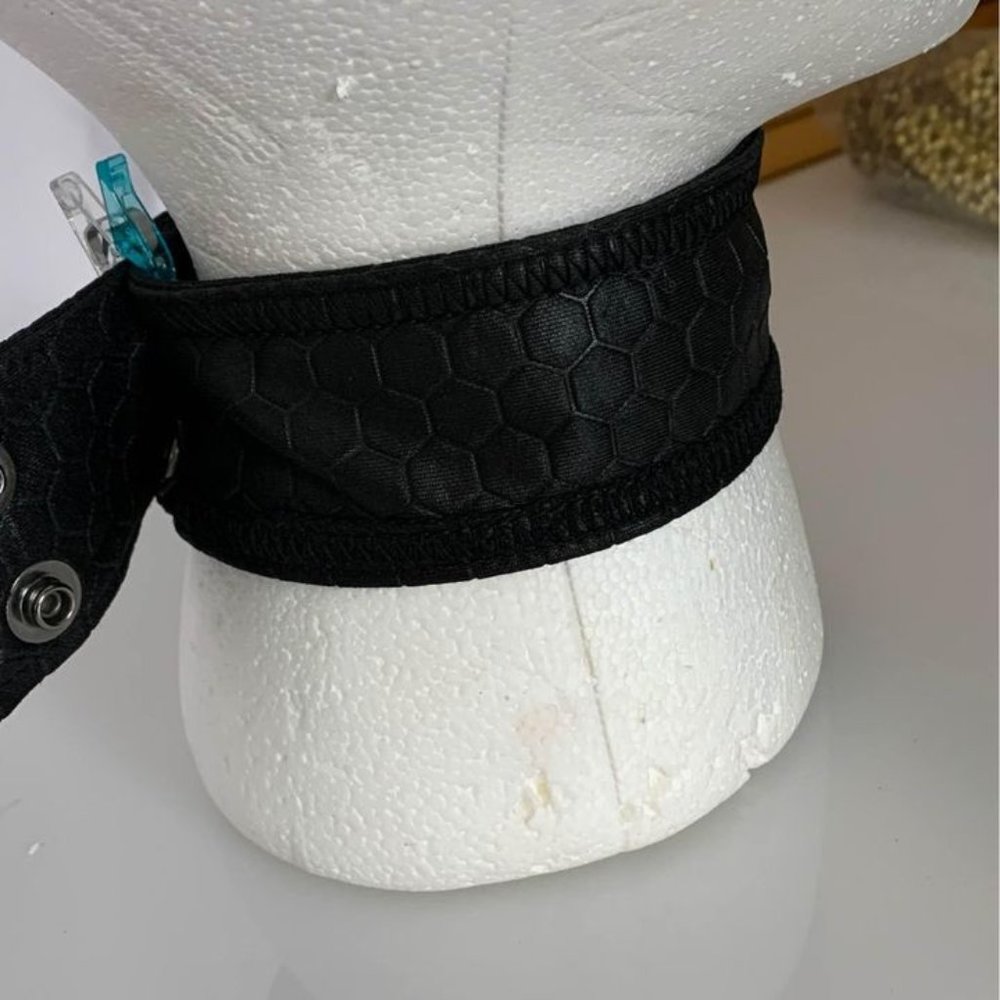 Black Geo-patterned choker necklace NEW